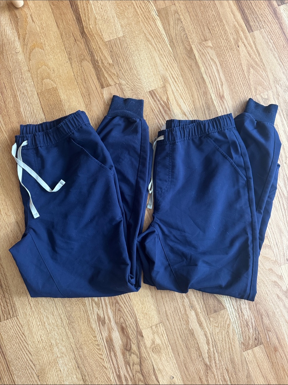 Men’s navy Figs, 2 pairs, sz M
